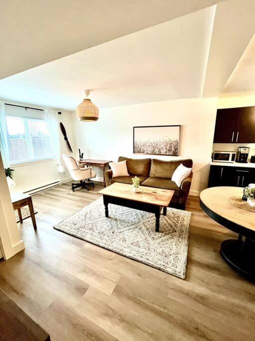 Cozy Lakeview Suite Victoria Exteriör bild